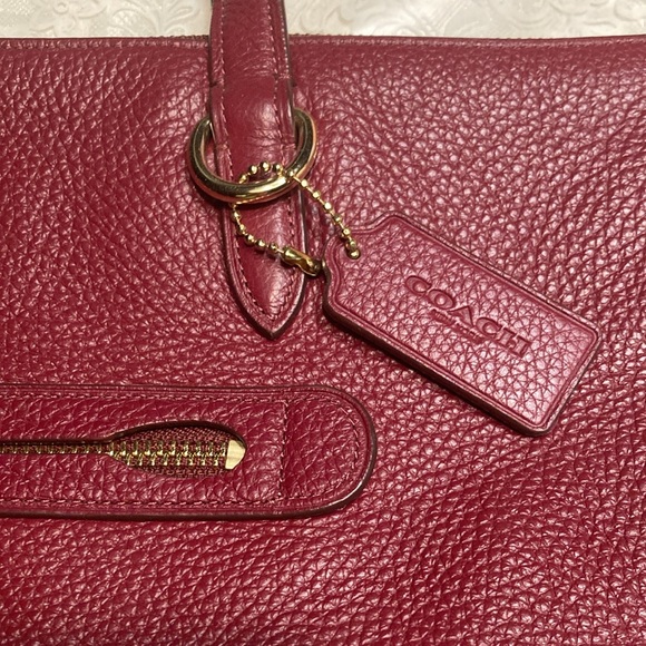 COACH lg. w/2 straps, front zip pocket w/zip & lock, tag on gt chain $90 - Picture 5 of 14